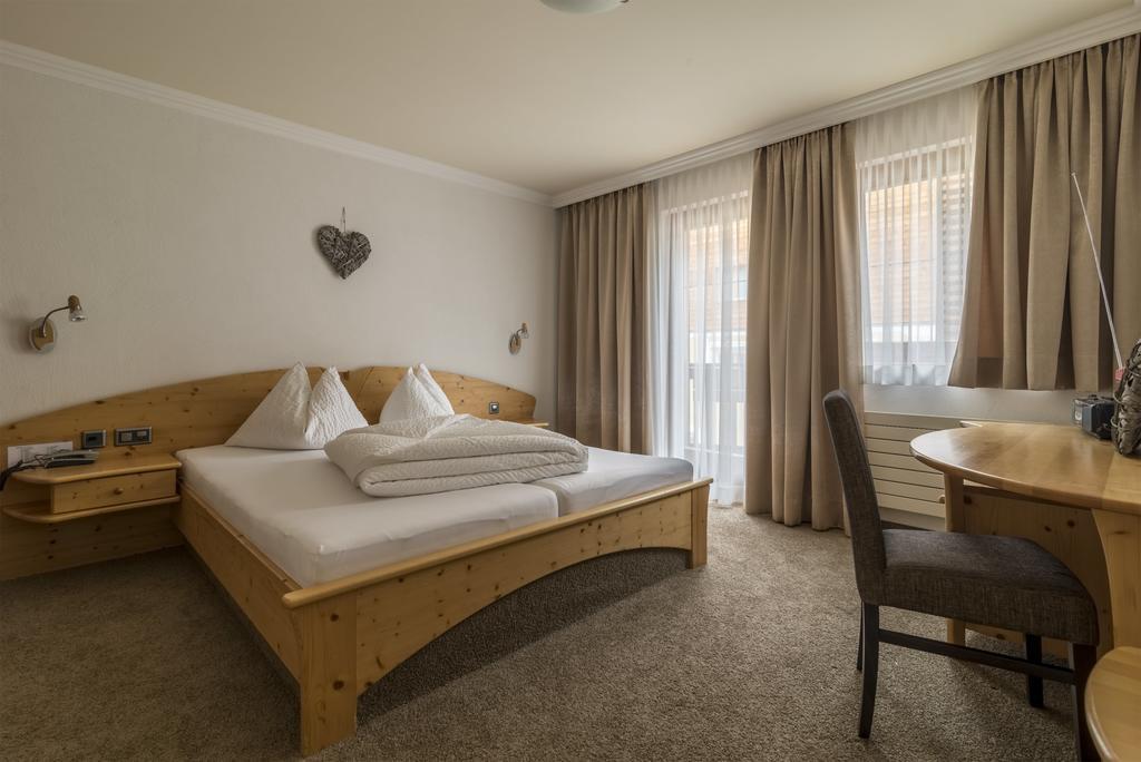 Hotel Garni Chasa Nova Samnaun Exteriör bild